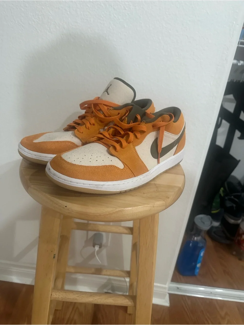 Jordan Low Top Sneakers - Orange/White